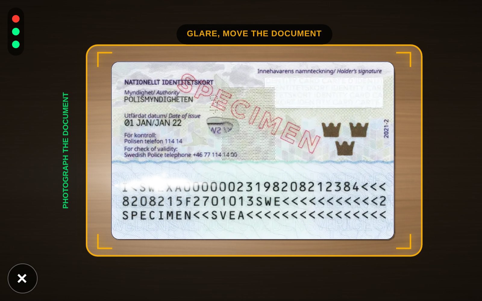 Web Scanner SDK rejects a frame with glare on the ID card: amber guide frame, red glare indicator and the hint Glare, move the document